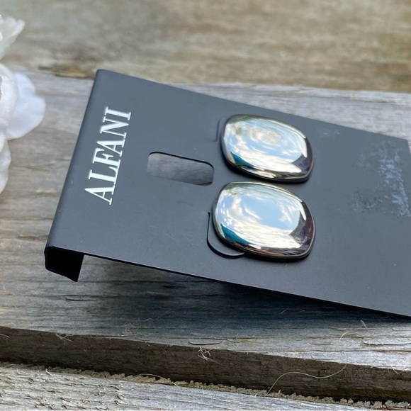 NWT ALFANI SILVER TONE SQUARE STUDS EARRINGS - Picture 2 of 6